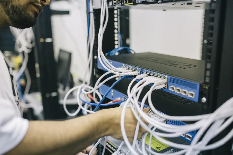 Racks de servidor em data center corporativo