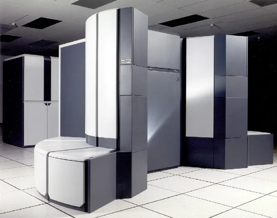Racks de servidor em data center corporativo