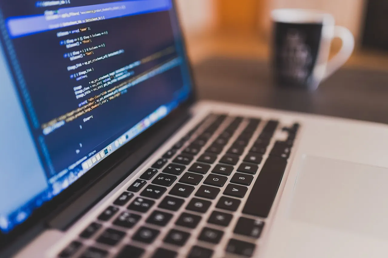 Equipe de desenvolvedores com laptop no escritório